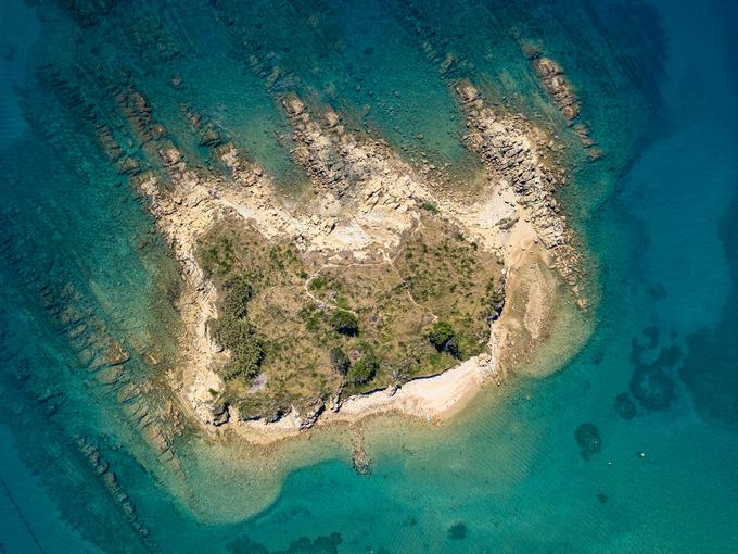 Majhen skalnati otoček na Rajski plaži na otoku Rab. | Foto: Shutterstock