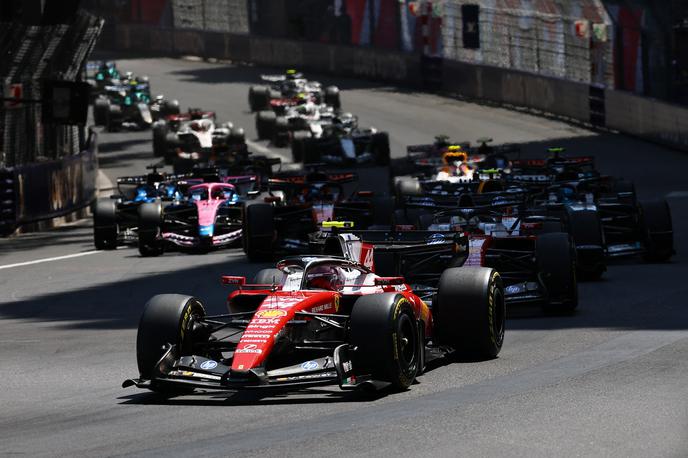 Monako štart Lewis Hamilton Ferrari | Antonelli je dobro speljal s štarta in tako dirkača Ferrarija nista dobila priložnosti za napad v prvem zavoju. | Foto Reuters