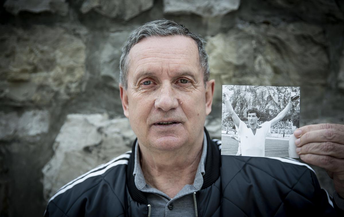 Adrijan Fegic | Adriano Fegic se je rodil 16. septembra 1956. Je nekdanji napadalec, ki je največji del svoje kariere podaril Rijeki, s katero je izstopal tako v Jugoslaviji kot tudi v Evropi. Leta 1985 se je odpravil v Francijo, pestro kariero pa pri 39 letih končal v dresu Primorja v rojstnem kraju Ajdovščina, kjer živi še danes. | Foto Ana Kovač