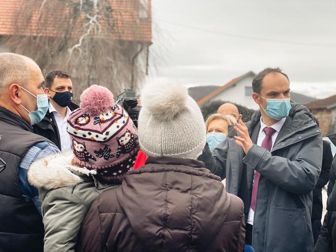 Zunanja ministra Slovenije in Hrvaške sta se odpravila tudi v naselje Taborište v Petrinji na srečanje z družino, ki je po potresu prejela bivalni zabojnik iz Slovenije.  | Foto: Vlada RS