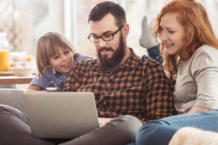 Starš. Otrok. Digitalno starševstvo. Računalnik. | Foto: Shutterstock