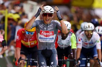 Kaos v prvi etapi Toura: padci, odstopi, zmaga Philipsena in udarec za Rogliča