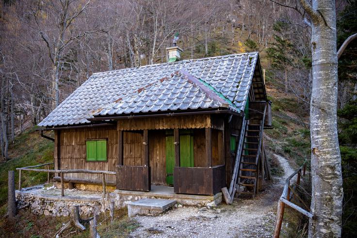Lovska koča je približno na polovici poti. Za njo se začne najstrmejši del poti, kjer je treba biti pozoren predvsem na sestopu. | Foto: Matej Podgoršek