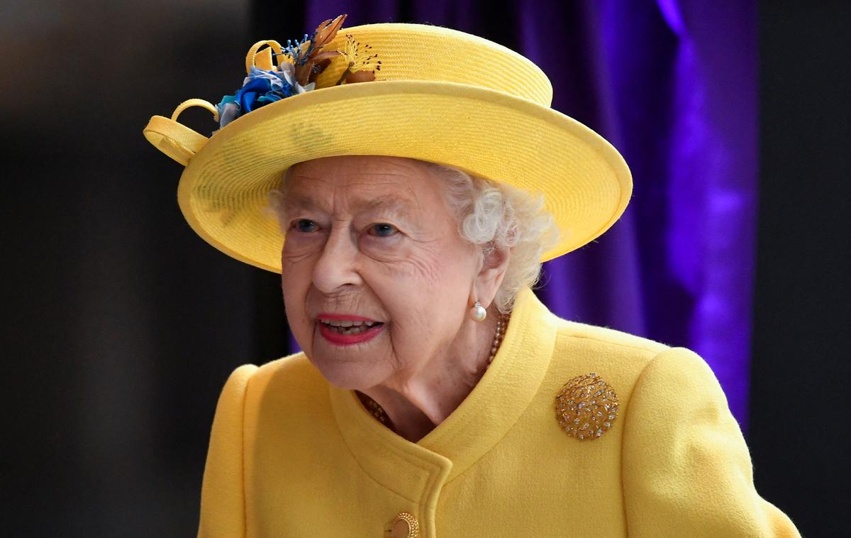 Kraljica Elizabeta in princ Harry | Kraljica Elizabeta je v zadnjem letu zaradi težav s hojo odpovedala udeležbo na več dogodkih. | Foto Reuters