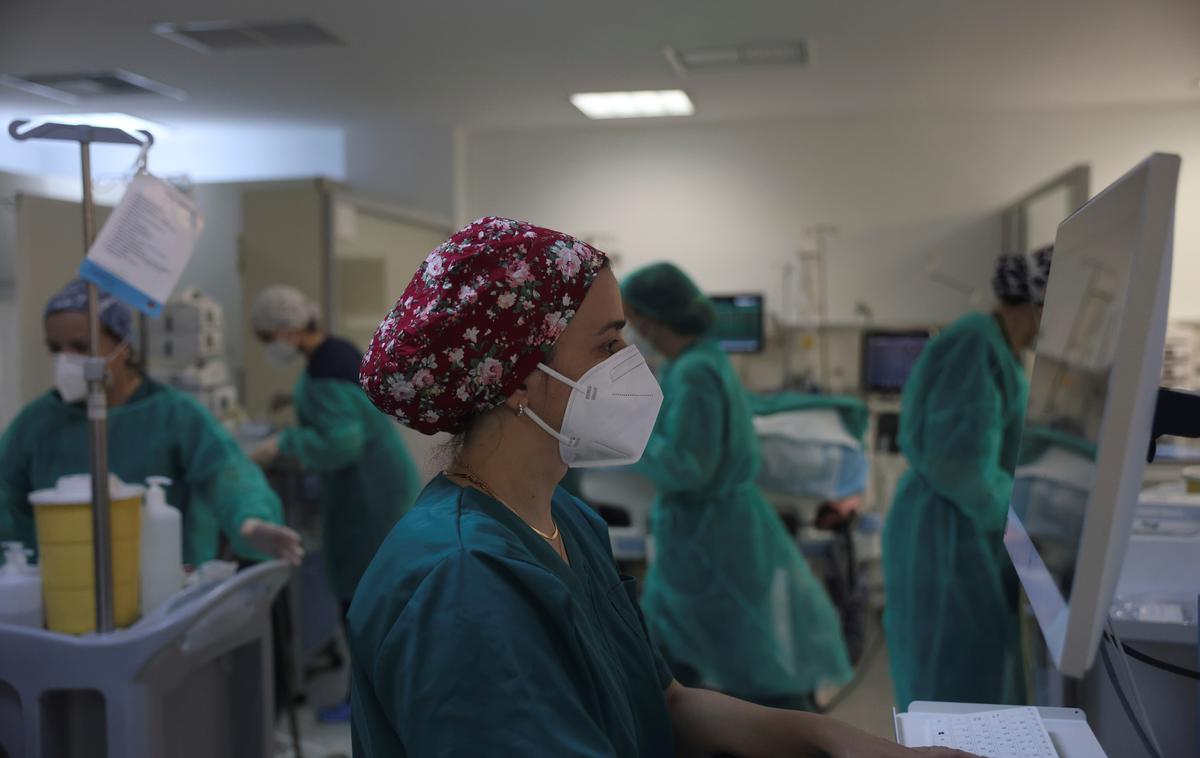 Grčija zasebne zdravnike obvezala k delu v javnih bolnišnicah | V Grčiji so zaradi četrtega vala pandemije že več tednov preobremenjene predvsem bolnišnice na severu države. Grška vlada je že v začetku novembra zasebne zdravnike pozvala, naj se prostovoljno javijo za pomoč javnemu zdravstvu. To je storilo zgolj 40 zdravnikov, potrebovali naj bi jih najmanj 150. | Foto Reuters