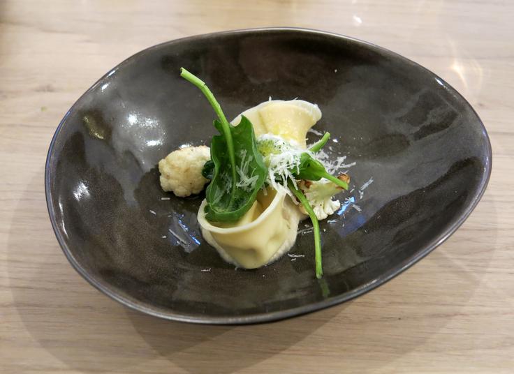 Ravioli z lešniki in sirom ter cvetačo na dva načina | Foto: Miha First