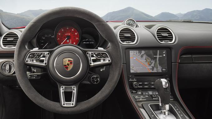 Osrednji del sedežev, volanski obroč, vratni paneli in naslon za roke so oblečeni v alkantaro, paket Sport Chrono pa prinaša še sredinsko postavljeno uro. | Foto: Porsche