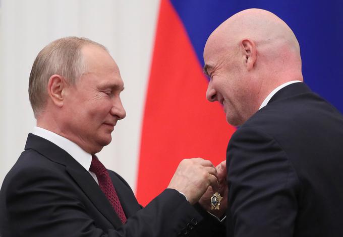 Ruski predsednik Vladimir Putin je predsednika krovne nogometne zveze (Fifa) Giannija Infantina odlikoval z ruskim redom prijateljstva.  | Foto: Reuters