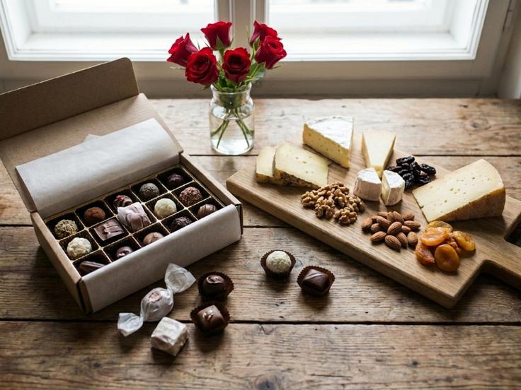 Sladko ali slano? Prava izbira je tista, ki ustreza okusu obdarovane osebe. (Fotografija je ustvarjena s pomočjo umetne inteligence.) | Foto: Spar