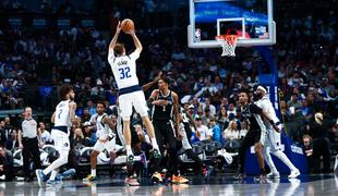 Navijači v dresih Luke Dončića zaradi napisa na plakatu izgnani iz dvorane