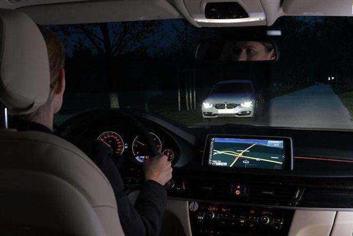 BMW s pametnimi lučmi in nočnim vidom nad skrite pasti nočne vožnje