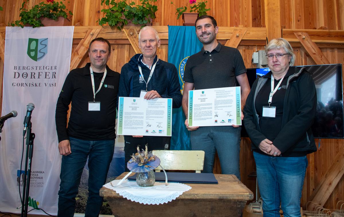 Baška grapa gorniška vas | Vodja projekta Tomaž Štenkler, predsednik Planinske zveze Slovenije Jože Rovan, župan Občine Tolmin Alen Červ in vodja projekta Alenka Zgaga ob slovesnem podpisu pristopne deklaracije Baške grape v skupnost Gorniške vasi. | Foto Cene Panjtar