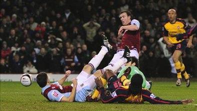 Burnley izločil Arsenal, šov Teveza