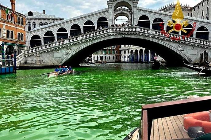 Benetke, zelena voda, kanal, aktivisti | Policija medtem preverja, ali bi lahko bila današnja akcija protest okoljskih aktivistov, je poročal lokalni časnik La Nuova Venezia. | Foto Reuters