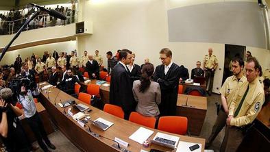 Obramba neonacistične trojke zahteva večjo sodno dvorano