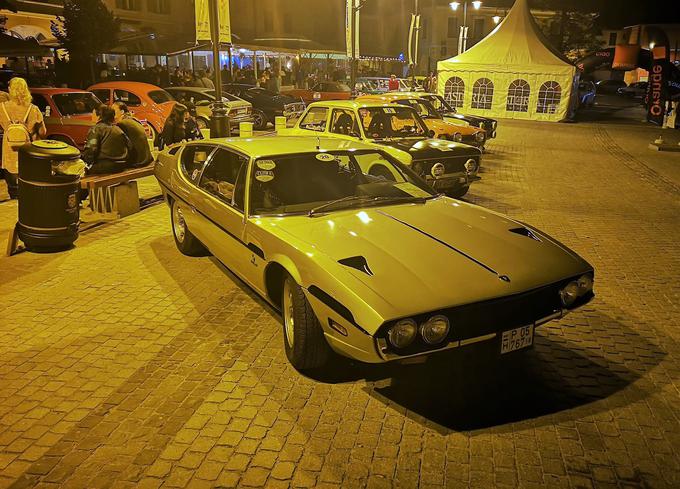 Reli starodobnikov v mestu Sibiu. V oči nam je padel tale lamborghini espada, avtomobil s 3,9-litrskim motorjem V12. Star je bil vsaj dobrih 40 let. | Foto: Gregor Pavšič