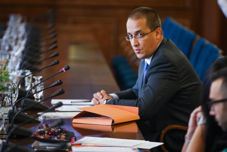 Minister Jure Leben je v slovenski javnosti znan tudi kot oster nasprotnik tako imenovanega frackinga oziroma ekološko spornega črpanja plina v Pomurju. | Foto: STA ,
