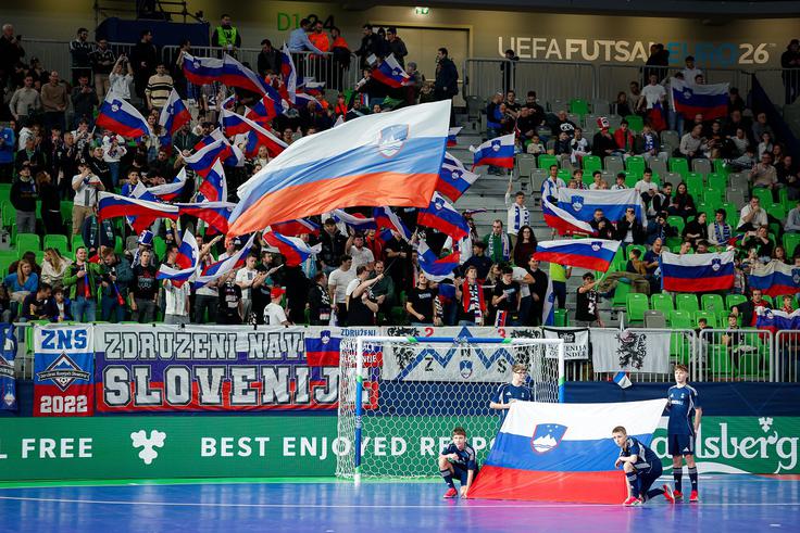 Navijači bi v nedeljo zagotovo napolnili dvorano Stožice, če bi se Slovenija v četrtfinalu pomerila s Portugalsko. | Foto: Luka Kotnik/alesfevzer.com