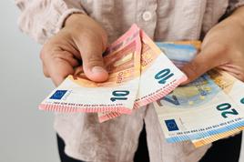 Preverite, ali tudi vaš otrok prejme 100 evrov
