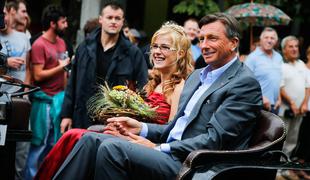 Borut Pahor v kočijo z vinsko kraljico