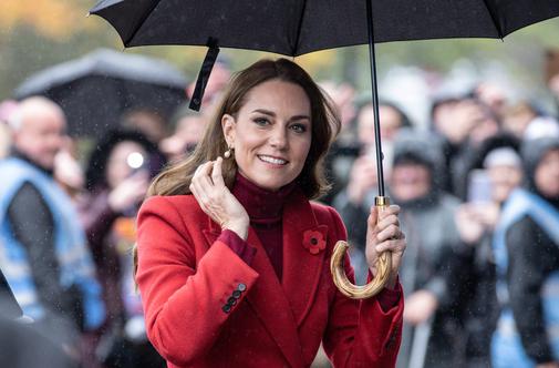 Kje je Kate Middleton? Po spletu krožijo bizarne teorije.