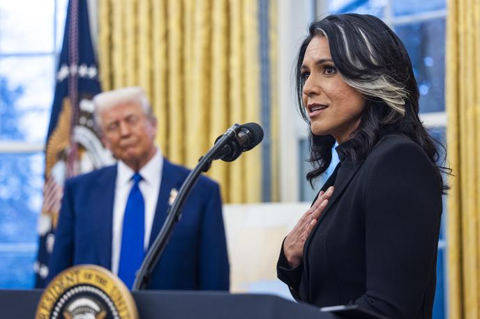Tulsi Gabbard, Donald Trump | Tulsi Gabbard in Donald Trump v Beli hiši ob njenem imenovanju za direktorico ameriške nacionalne obveščevalne službe. | Foto Reuters