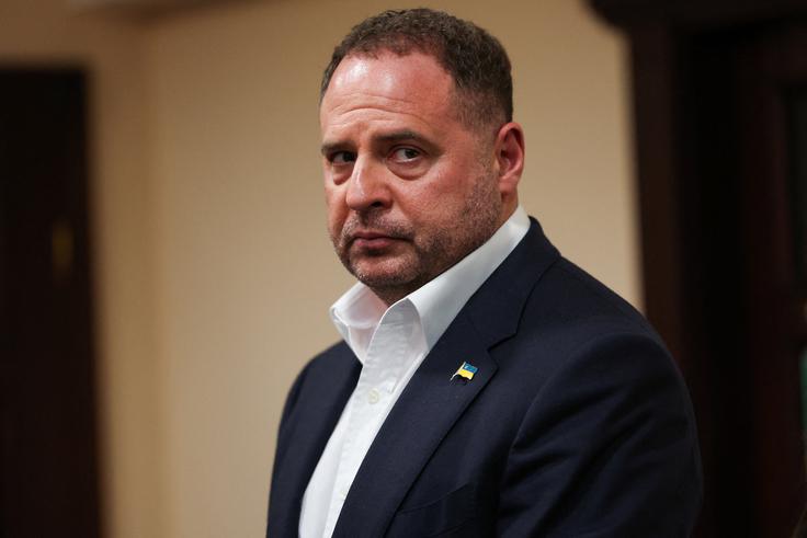 Jermak je dolgo veljal za desno roko Zelenskega, ki mu je zaupal tudi vodenje pogajanj z ZDA glede mirovnega načrta za končanje ruske agresije v Ukrajini, dokler ni novembra lani zaradi očitkov v zvezi s korupcijo odstopil. | Foto: Reuters