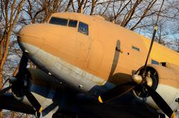 DC-3 praznuje 80 let: spremenil je letalske prevoze in obstal tudi v Metliki