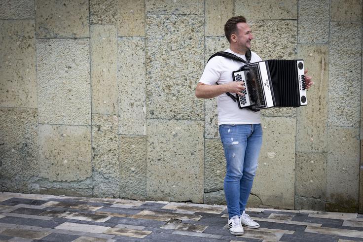 "Morda bi bilo drugače, če bi starši poslušali jazz. Harmonika pa mi je bila očitno res položena v zibelko." | Foto: Bojan Puhek