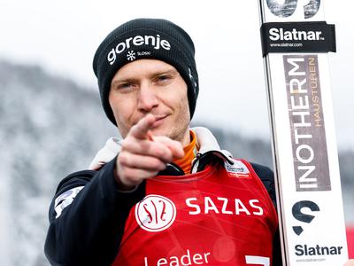 Lanišek in Prevc navdušila v vetrovnem kaosu, v ozadju neizprosen boj dveh Slovencev