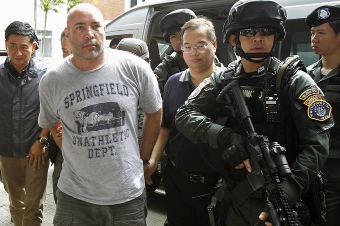 Na fotografiji levo je v primežu tajskih posebnih policijskih enot nekdanji ameriški vojak Joseph Hunter, ki je bil več let Le Rouxov glavni plačani morilec. Sodeloval oziroma celo lastnoročno izvršil je vse umore, ki jih je naročil Le Roux. | Foto: Reuters
