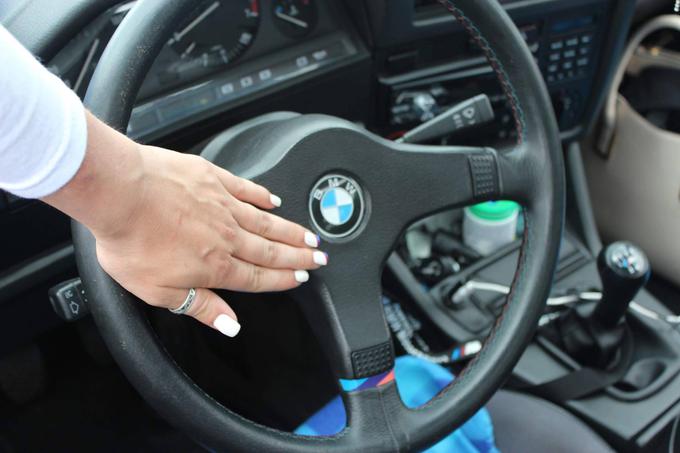 Lastnikom starih BMW E30 predstavlja avtomobil predvsem užitke ob izbranih lepih dnevih, kar dejansko velja za ponosne lastnike starodobnikov vseh znamk. | Foto: osebni arhiv/Lana Kokl