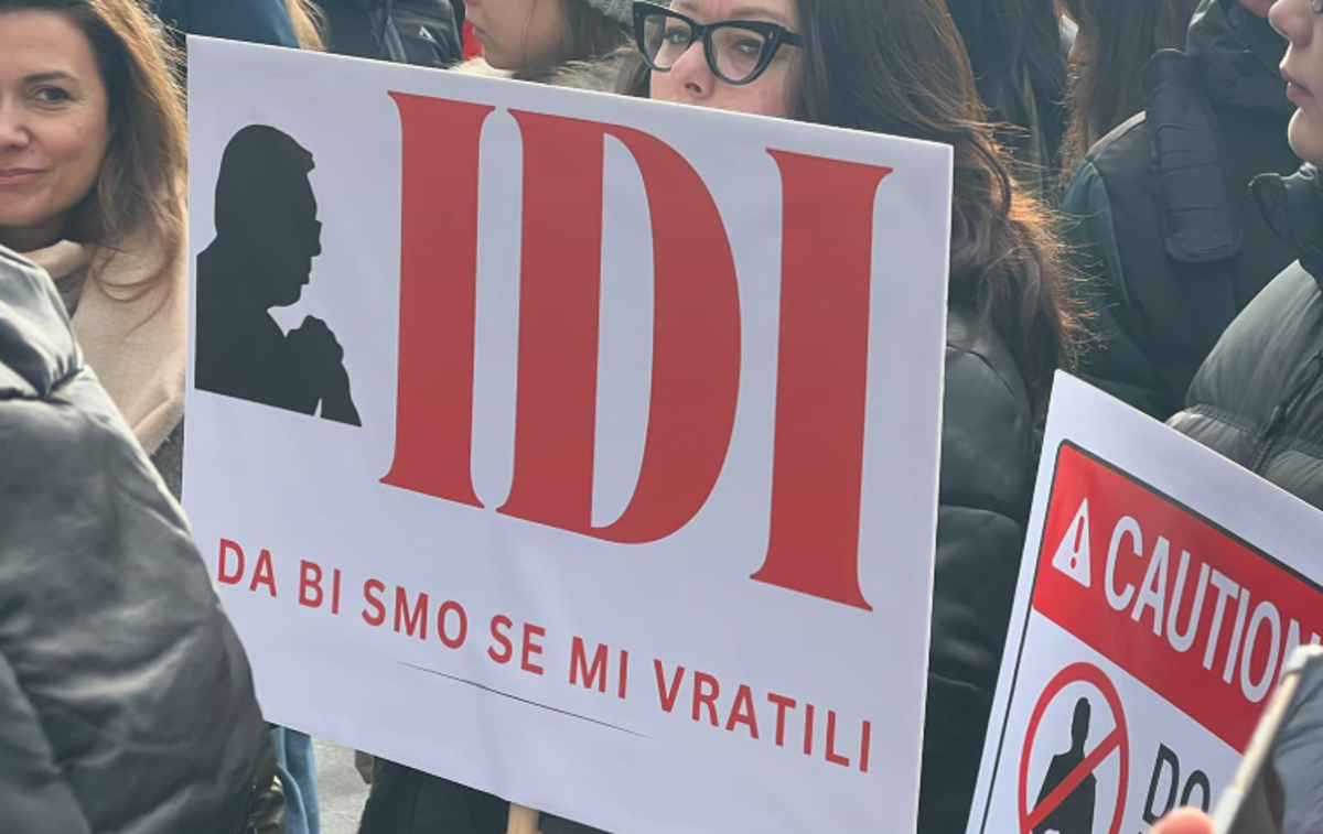 Protest | Na transparentih je pisalo: "Odidi, da se mi vrnemo". | Foto X/@rotenschuhen