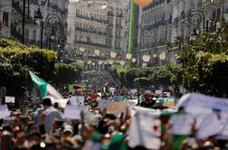 Na množičnih protestih v Alžiriji aretacije in ranjeni