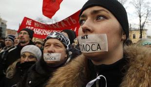 Na moskovskih ulicah več deset tisoč protestnikov