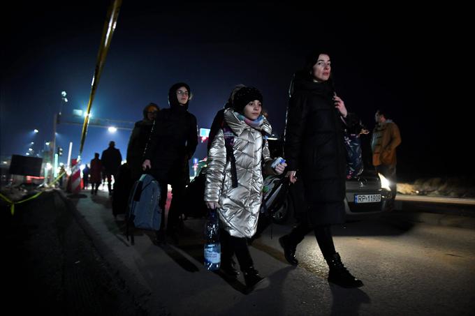Poljska je bila že pred vojno zaželeni cilj za Ukrajince, ki odhajajo s trebuhom za kruhom v tujino. Po izbruhu vojne je Poljska na stežaj odprla vrata za begunce iz Ukrajine (devetdeset odstotkov beguncev iz Ukrajine predstavljajo ženske in otroci). Zdaj pa je na Poljskem navdušenje nad sprejemanja ukrajinskih beguncev malce upadlo, čeprav ima še vedno večinsko podporo. | Foto: Guliverimage