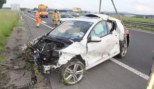 Avto uničen, voznica preživela hudo nesrečo #foto
