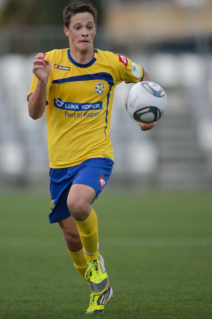 V 1. SNL je debitiral 5. aprila 2011. Star je bil dobrih 17 let, trener kanarčkov je bil takrat Primož Gliha, Koper pa je v gosteh premagal Celje s 3:0. | Foto: Aleš Fevžer