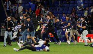 Kaos v Barceloni: prvaki bežali pred razjarjenimi navijači Espanyola
