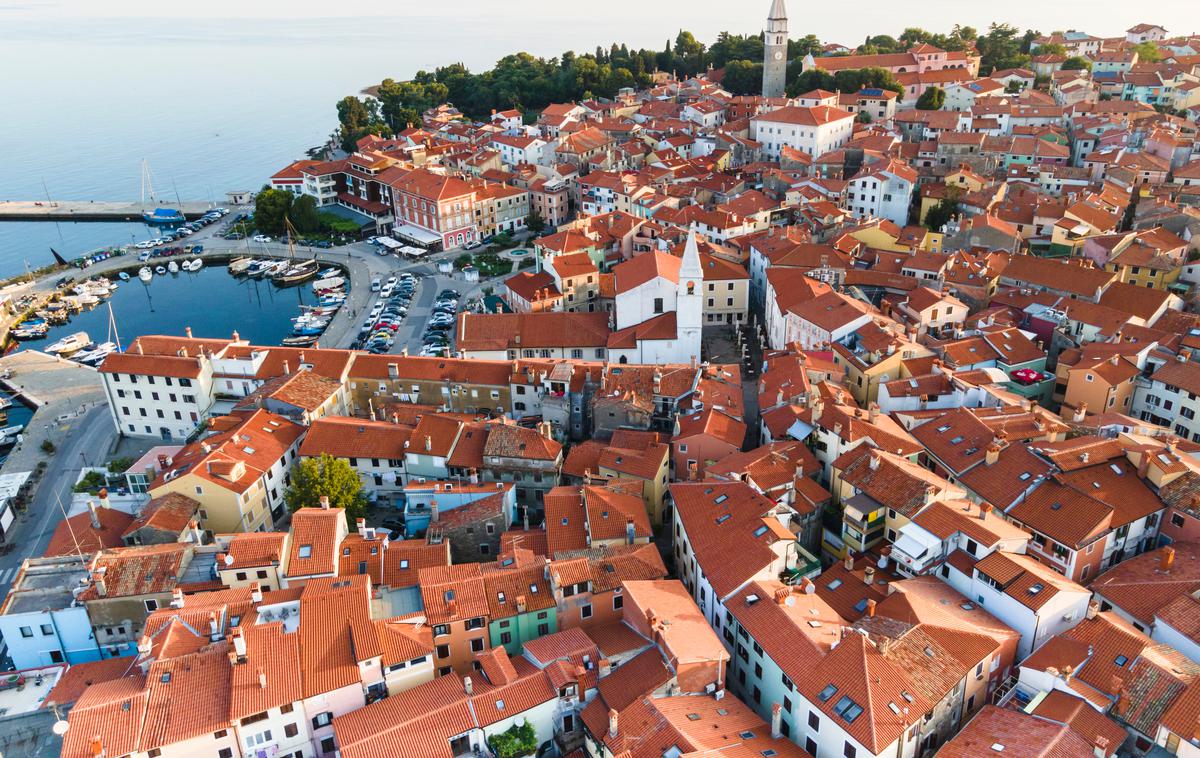 Izola | V Fihu upajo, da bodo pristojni organi čim prej odkrili storilce in da bo škoda odpravljena. "Še bolj pa si želimo, da bi kot družba pokazali več razumevanja, empatije in odločnosti, ko gre za zaščito pravic in dostojanstva vseh, še posebej tistih, ki si svoje mesto v družbi že tako težko izborijo," so zapisali v današnjem sporočilu za javnost. | Foto Shutterstock