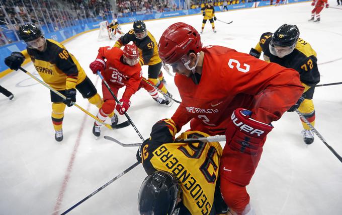 V finalu moškega hokejskega turnirja so presenetljivo zaigrali Nemci, ki so v kvalifikacijah za četrtfinale izločili Švico, v četrtfinalu Švedsko in nato v polfinalu eno od glavnih favoritinj za zlato Kanado. V velikem finalu so se pomerili z Rusi, ki pa so po trdem boju vendarle upravičili vlogo favoritov in se po sušnih 26 letih spet zavihteli na olimpijski prestol. | Foto: Reuters