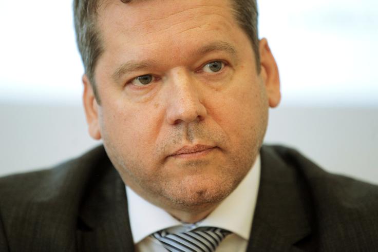 Rektor Igor Papič, pred prihodom na to mesto dekan ljubljanske fakultete za elektrotehniko, se je po navedbah kritikov menjave grafične podobe univerze lotil samovoljno in netransparentno. Po objavi peticije zdaj projekt ustavlja. | Foto: STA ,