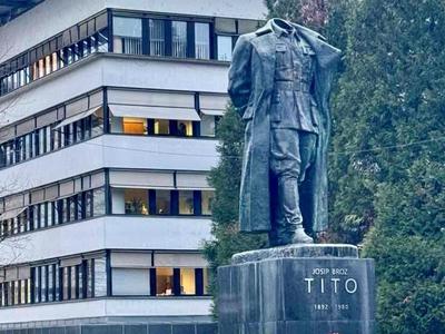 V Velenju ponoči poškodovali kip Tita