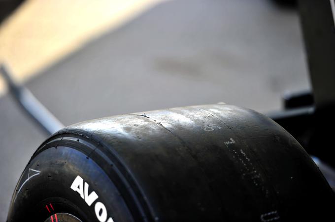 Mehka zmes Avonovih gum in pravi "slick", torej guma brez profila. To je predpogoj vrhunskega oprijema s cestiščem. | Foto: Gregor Pavšič
