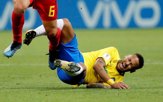 Tudi na tekmi proti Belgiji je precej časa preživel na tleh. | Foto: Reuters