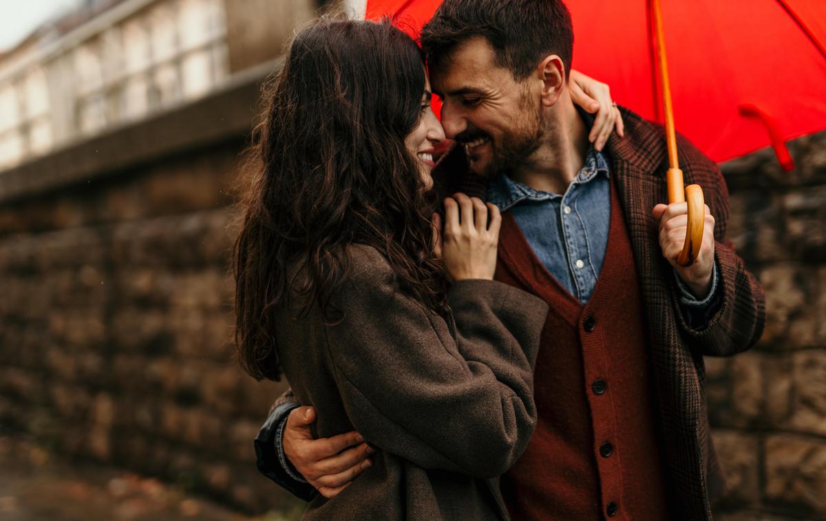 ljubezen, par, jesen, dežnik | Foto Shutterstock