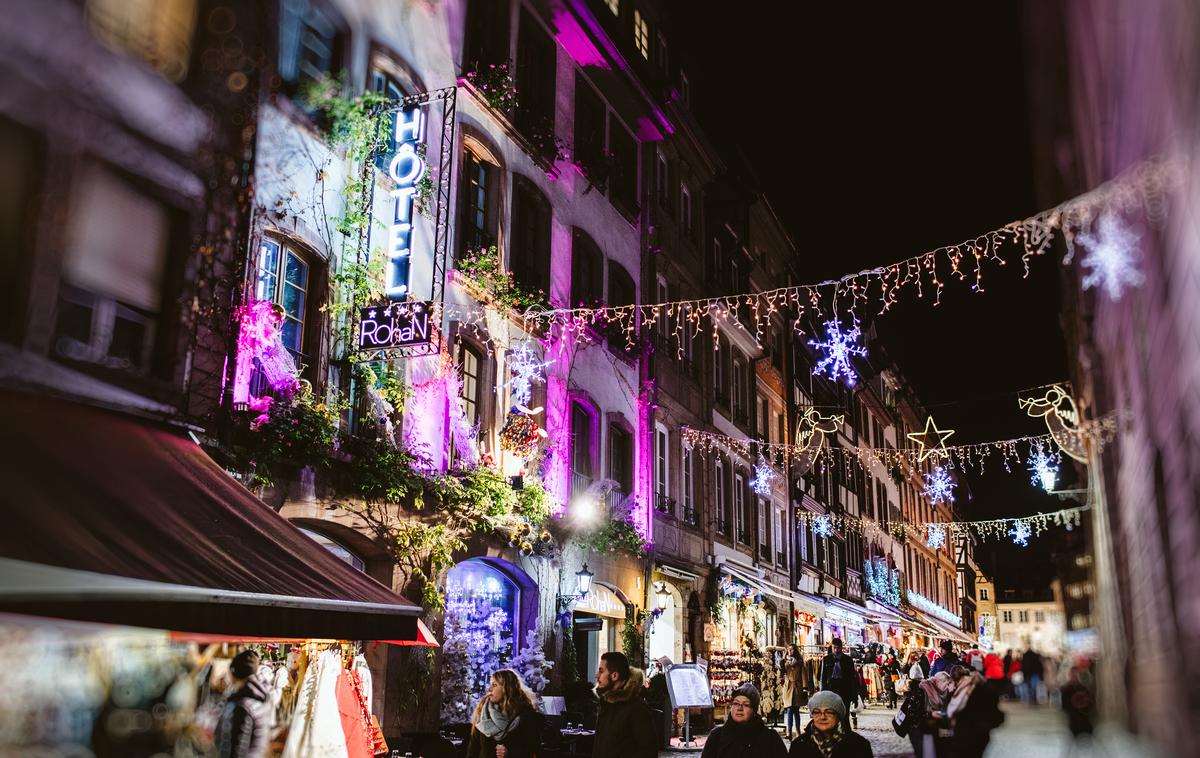 Strasbourg, božični sejem | Pasji vrtec, ki je v središču mesta, je na sejmu na voljo že tretje leto. Odprt je ob koncih tedna, ko je obiskovalcev največ. | Foto Shutterstock
