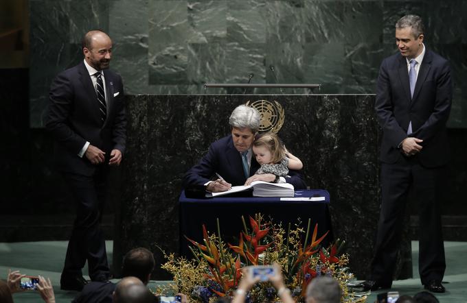 Leta 2016 so v Združenih narodih prav na svetovni dan Zemlje predstavniki več kot 190 držav slovesno podpisali pariški podnebni sporazum. Na fotografiji: takratni ameriški zunanji minister John Kerry, ki se je odločil, da bo sporazum simbolično podpisal skupaj s svojo vnukinjo. | Foto: Reuters