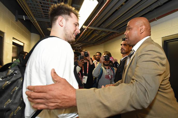 Luka Dončić in Charles Barkley | Charles Barkley je kljub nižji rasti uspešno izkoriščal svojo moč in povzročal preglavice centrom. Zaradi njega so omejili število sekund, v katerih lahko igra košarkar hrbtno proti tekmecu. | Foto Getty Images