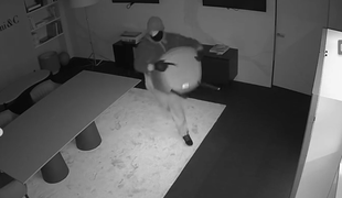 Drzen rop: v minuti in pol storilci odnesli več vrednih kosov pohištva #video